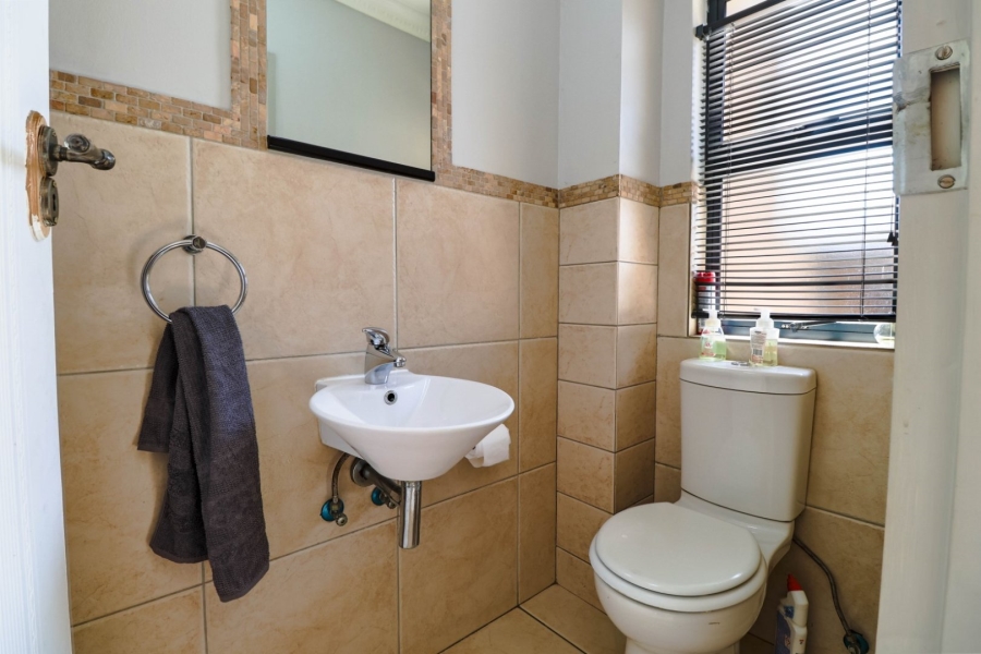 6 Bedroom Property for Sale in Aquavista Mountain Estate Gauteng
