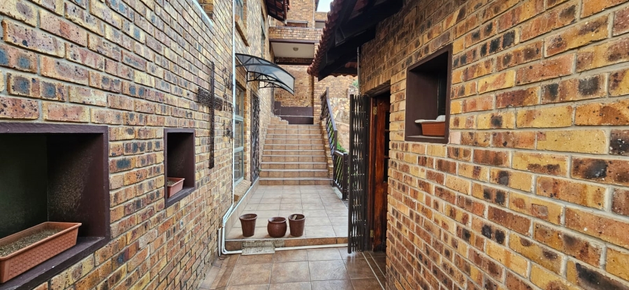 4 Bedroom Property for Sale in Overkruin Gauteng