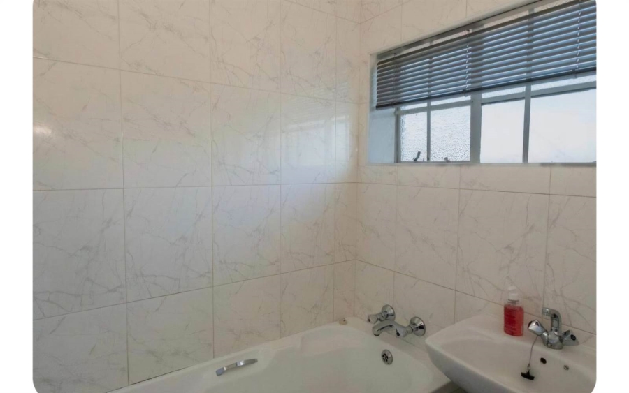 To Let 2 Bedroom Property for Rent in Linden Gauteng