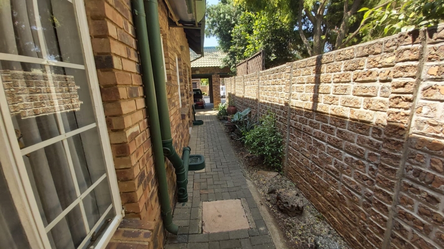 3 Bedroom Property for Sale in Glen Marais Gauteng