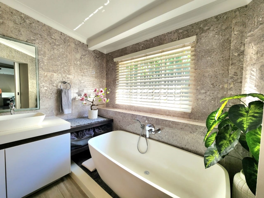 4 Bedroom Property for Sale in Glenanda Gauteng