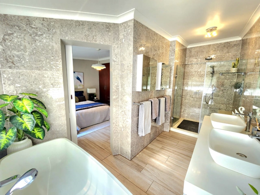 4 Bedroom Property for Sale in Glenanda Gauteng