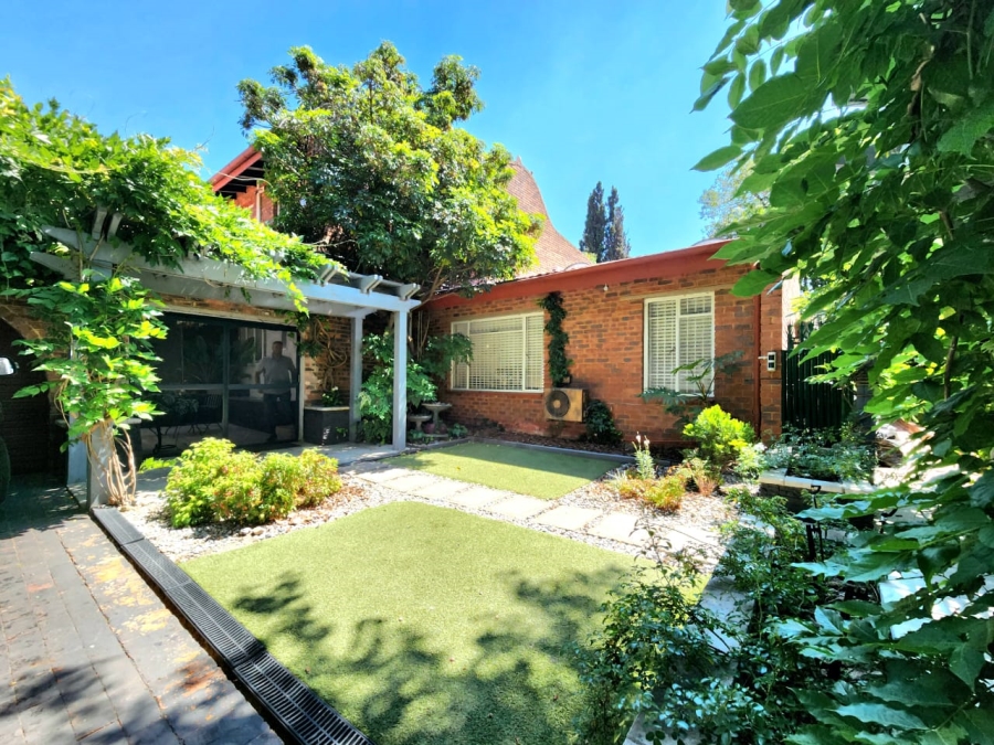4 Bedroom Property for Sale in Glenanda Gauteng