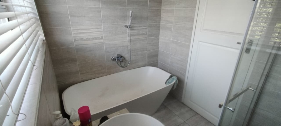 2 Bedroom Property for Sale in Cyrildene Gauteng