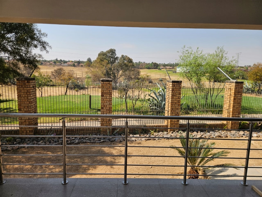 5 Bedroom Property for Sale in Thatchfield Glen Gauteng