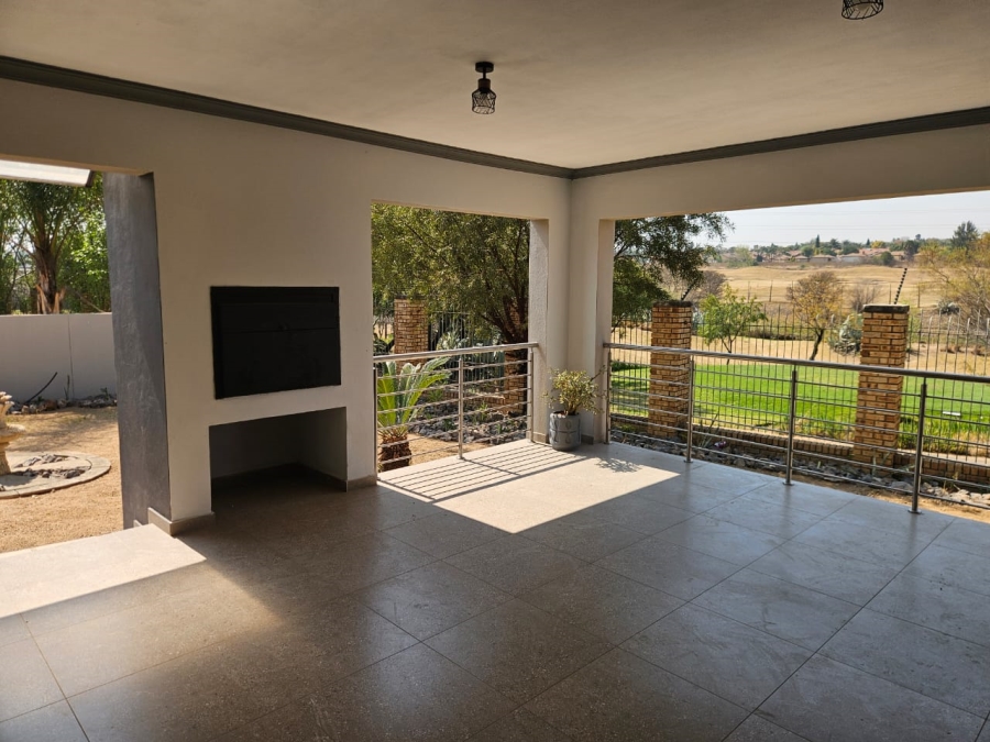 5 Bedroom Property for Sale in Thatchfield Glen Gauteng
