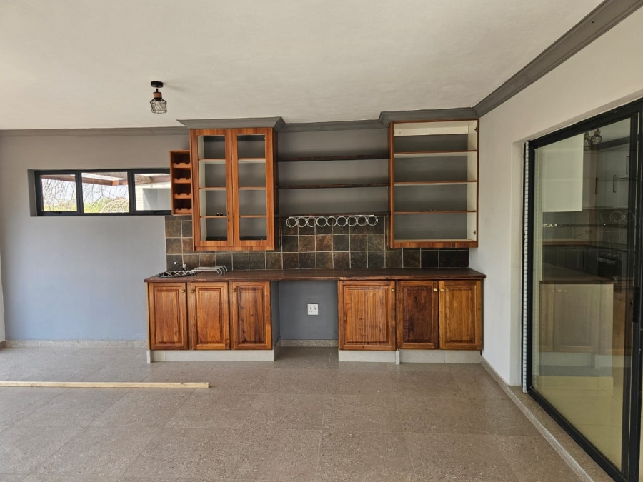 5 Bedroom Property for Sale in Thatchfield Glen Gauteng