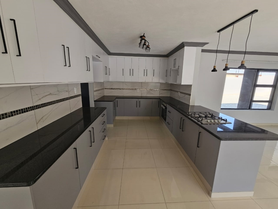 5 Bedroom Property for Sale in Thatchfield Glen Gauteng