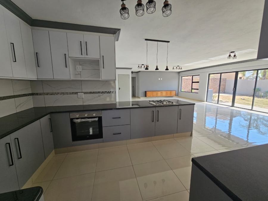 5 Bedroom Property for Sale in Thatchfield Glen Gauteng