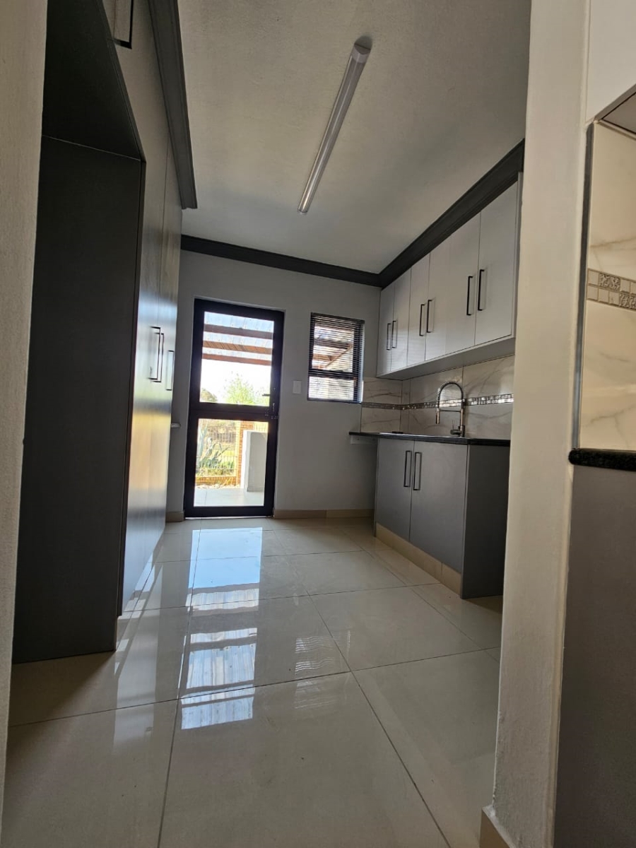 5 Bedroom Property for Sale in Thatchfield Glen Gauteng