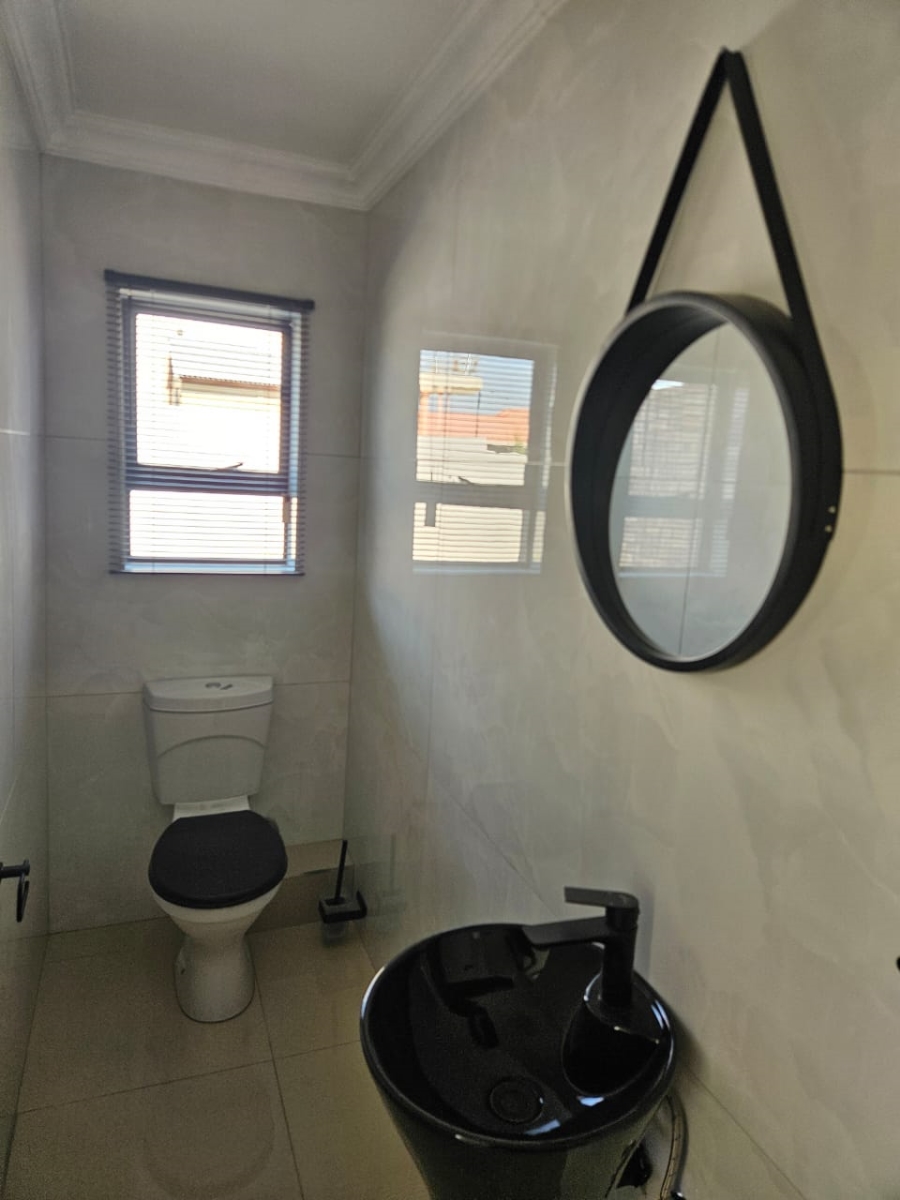 5 Bedroom Property for Sale in Thatchfield Glen Gauteng
