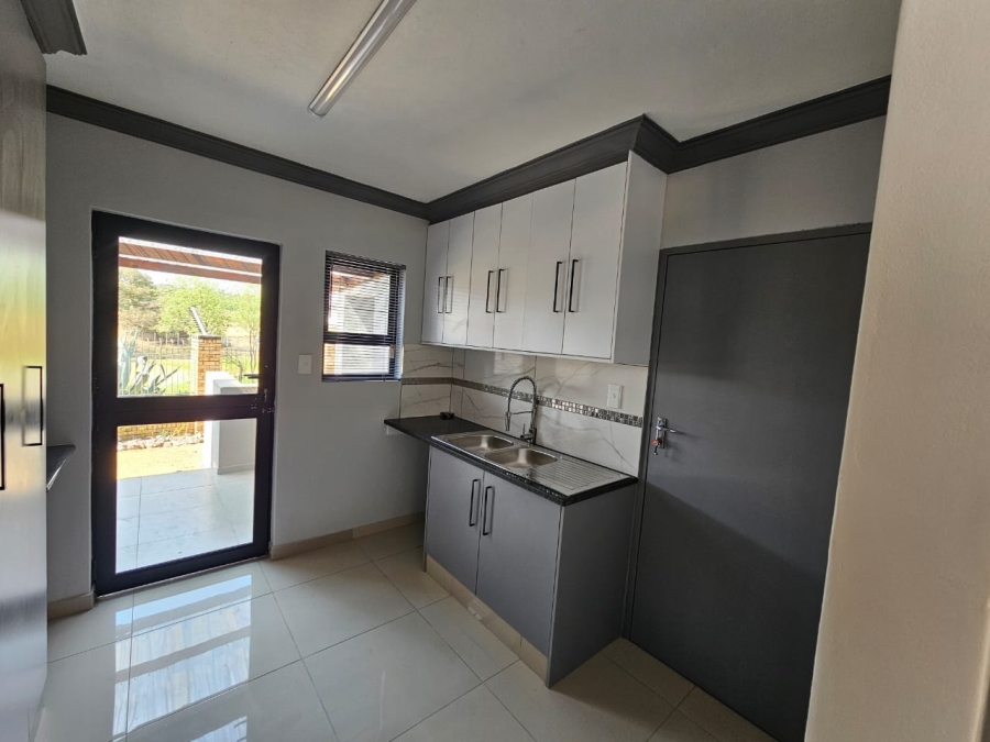 5 Bedroom Property for Sale in Thatchfield Glen Gauteng