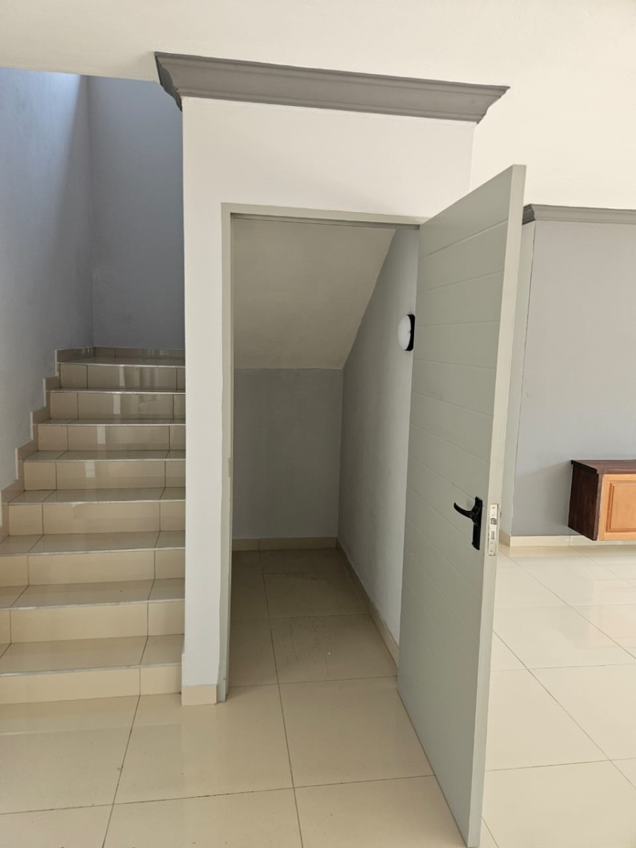 5 Bedroom Property for Sale in Thatchfield Glen Gauteng