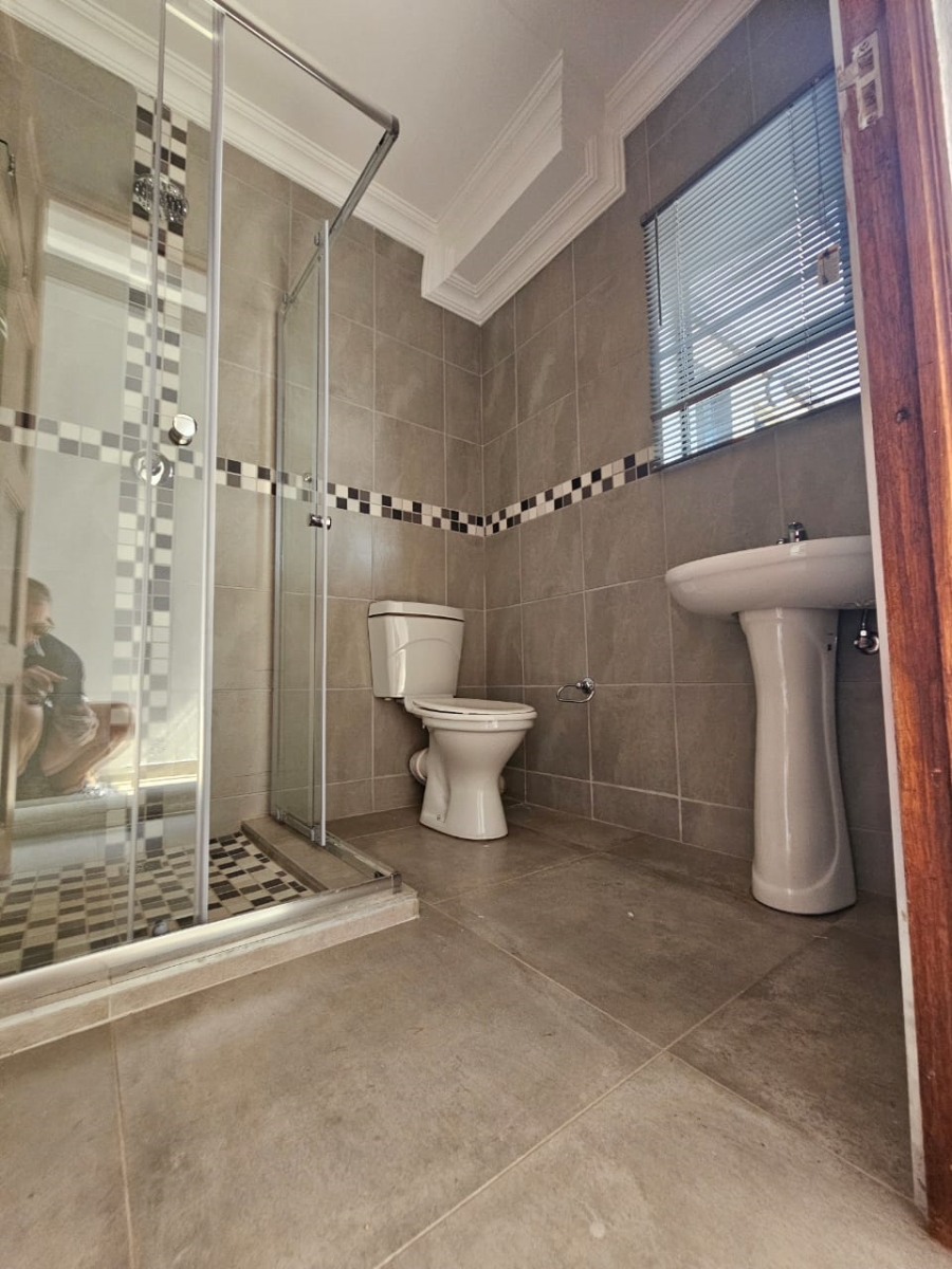 5 Bedroom Property for Sale in Thatchfield Glen Gauteng