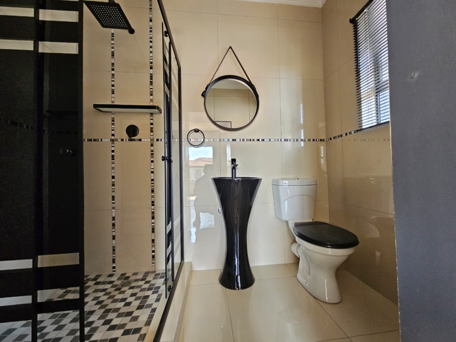 5 Bedroom Property for Sale in Thatchfield Glen Gauteng