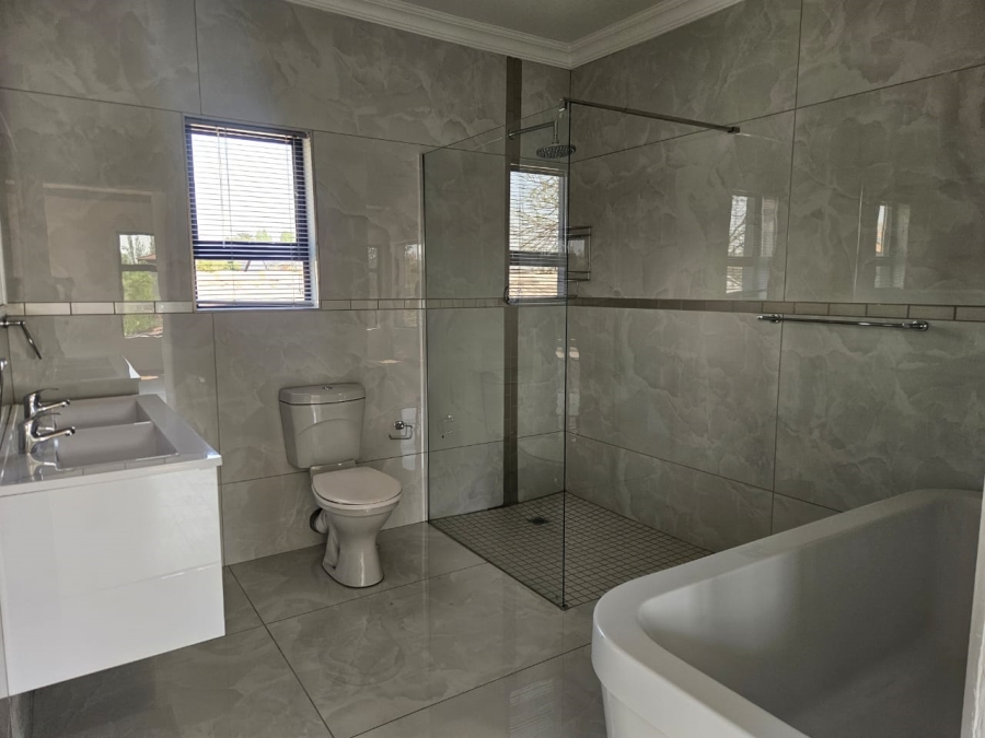 5 Bedroom Property for Sale in Thatchfield Glen Gauteng