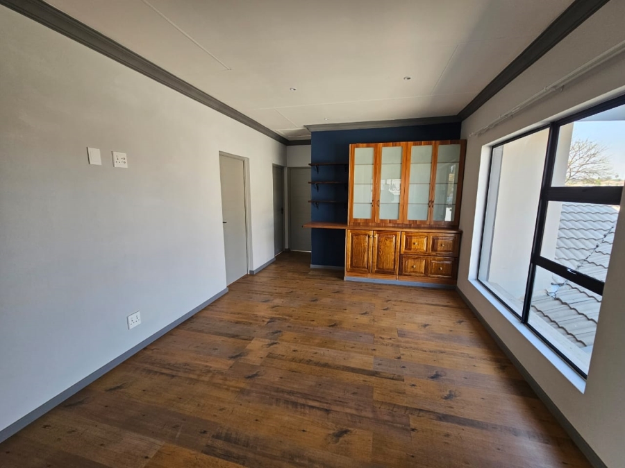 5 Bedroom Property for Sale in Thatchfield Glen Gauteng