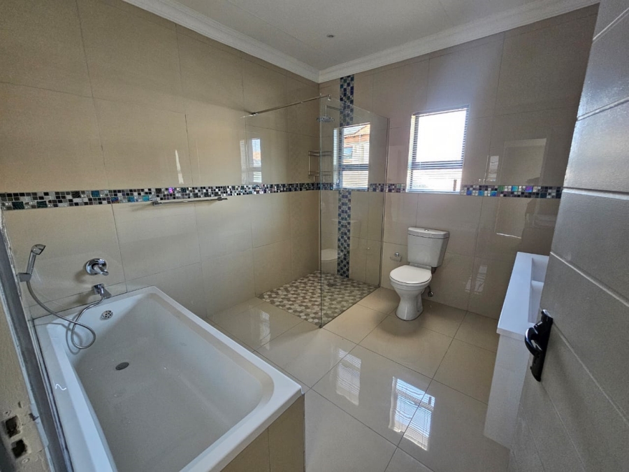 5 Bedroom Property for Sale in Thatchfield Glen Gauteng