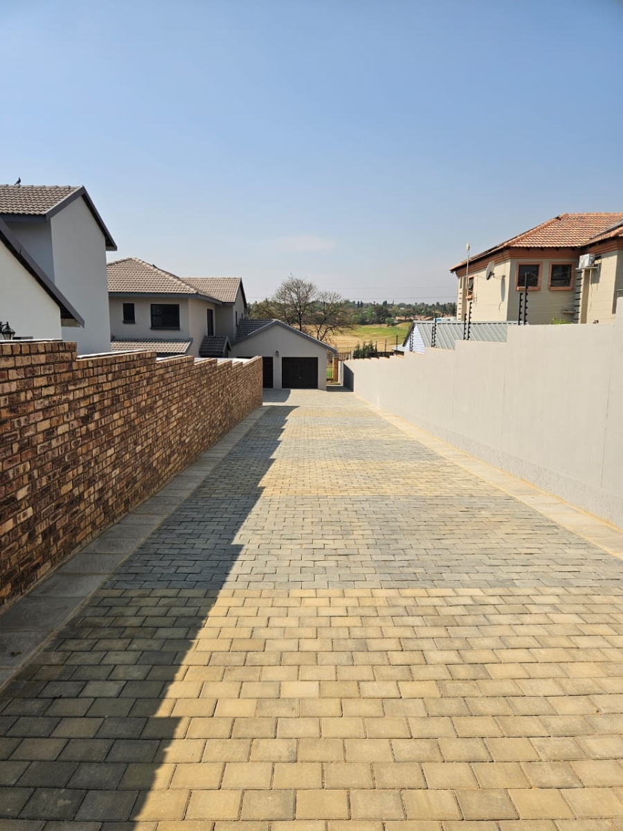 5 Bedroom Property for Sale in Thatchfield Glen Gauteng