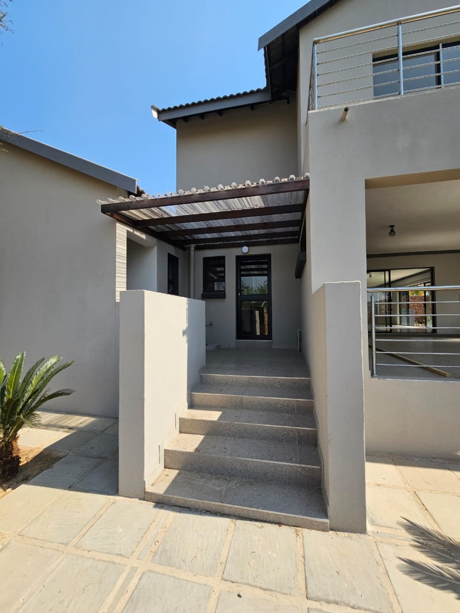 5 Bedroom Property for Sale in Thatchfield Glen Gauteng