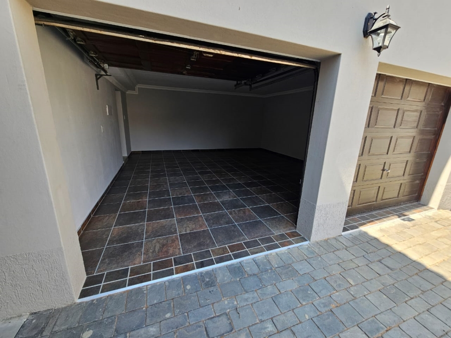 5 Bedroom Property for Sale in Thatchfield Glen Gauteng