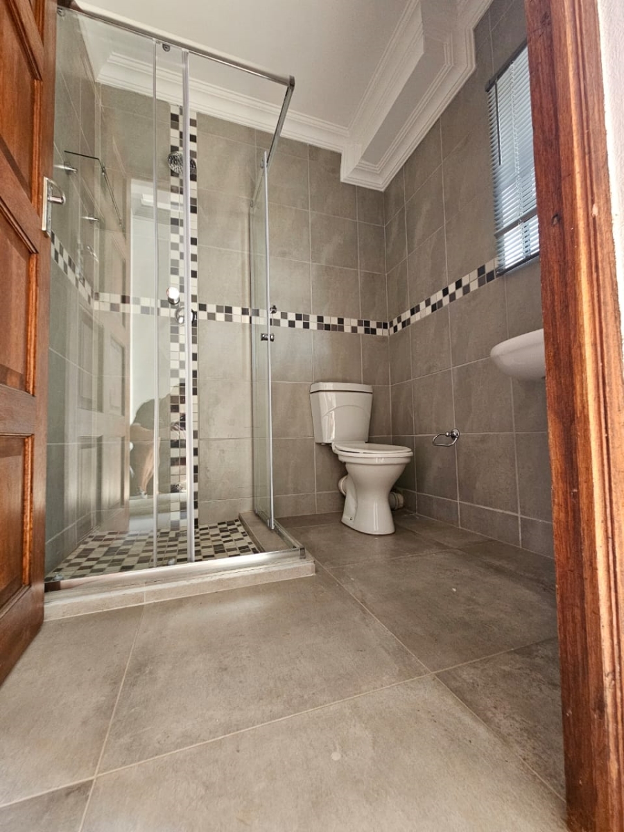 5 Bedroom Property for Sale in Thatchfield Glen Gauteng