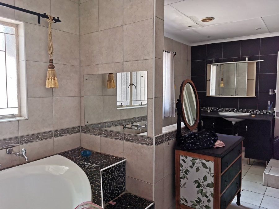 6 Bedroom Property for Sale in Sinoville Gauteng