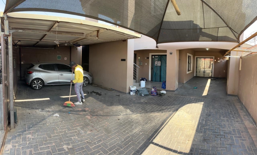 5 Bedroom Property for Sale in Commercia Gauteng