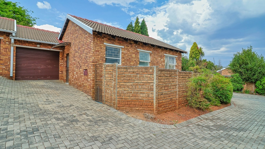2 Bedroom Property for Sale in Wilgeheuwel Gauteng