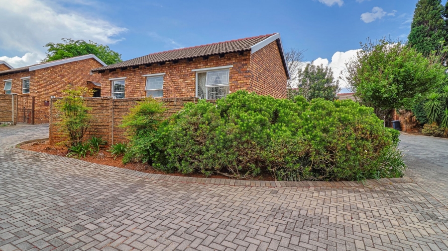2 Bedroom Property for Sale in Wilgeheuwel Gauteng