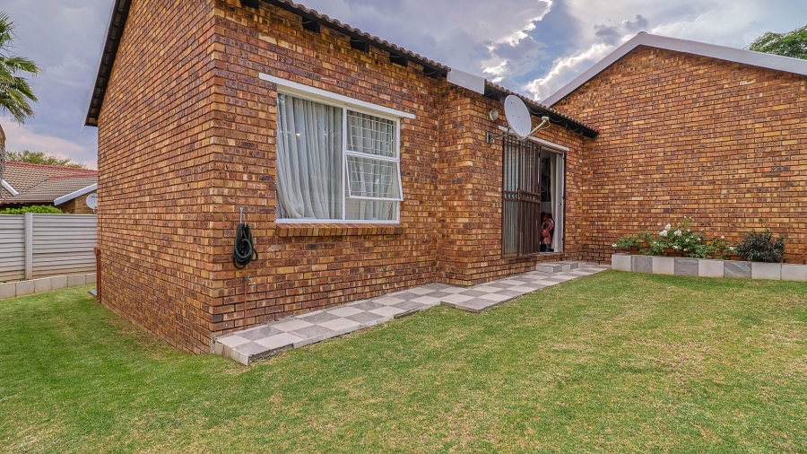 2 Bedroom Property for Sale in Wilgeheuwel Gauteng