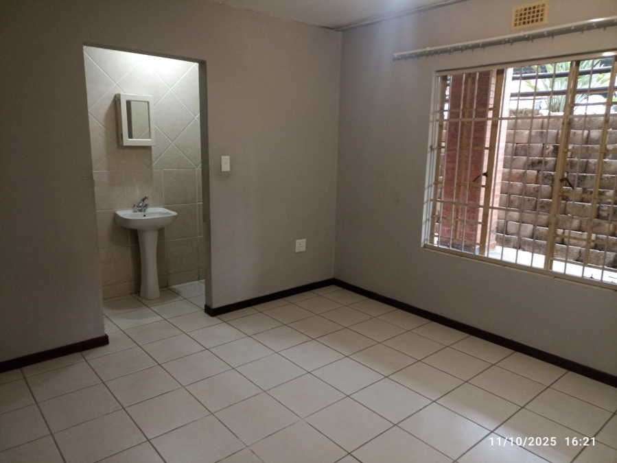To Let 1 Bedroom Property for Rent in Sonneglans Gauteng