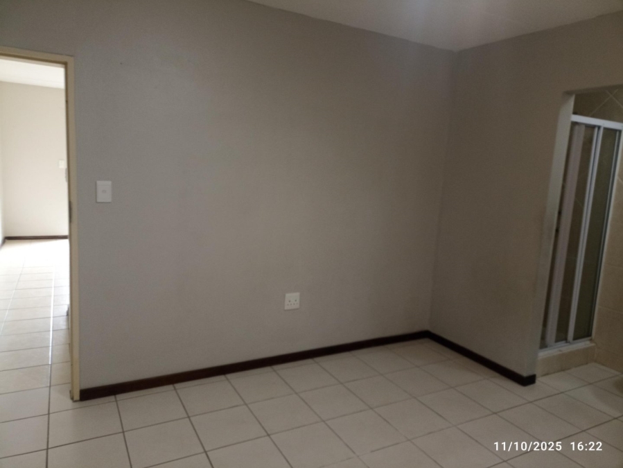 To Let 1 Bedroom Property for Rent in Sonneglans Gauteng