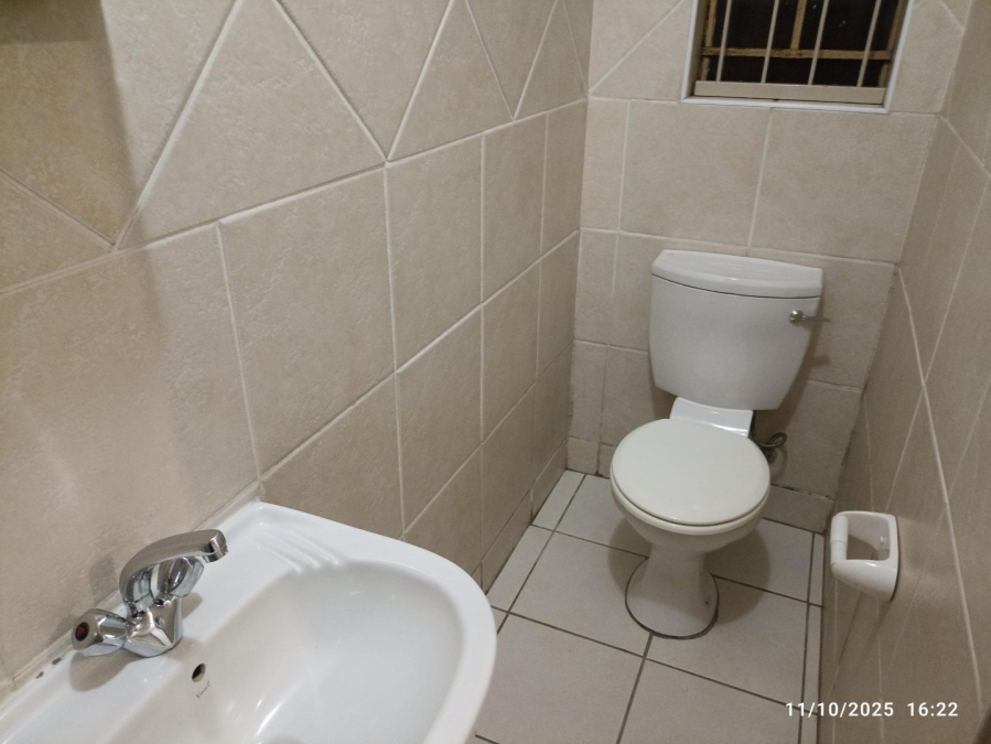 To Let 1 Bedroom Property for Rent in Sonneglans Gauteng