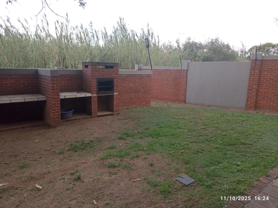 To Let 1 Bedroom Property for Rent in Sonneglans Gauteng