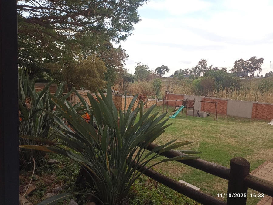 To Let 1 Bedroom Property for Rent in Sonneglans Gauteng