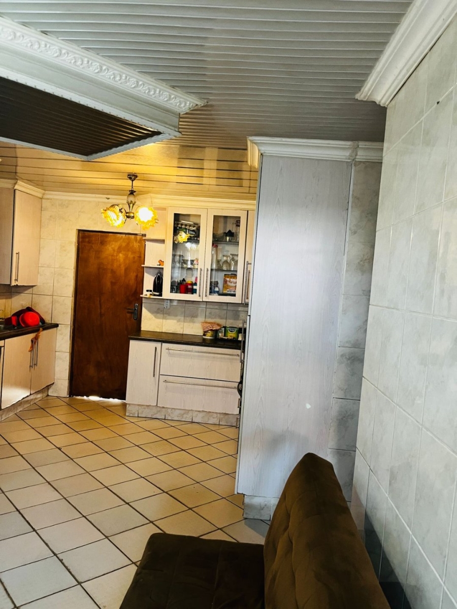 4 Bedroom Property for Sale in Clayville Industria Gauteng