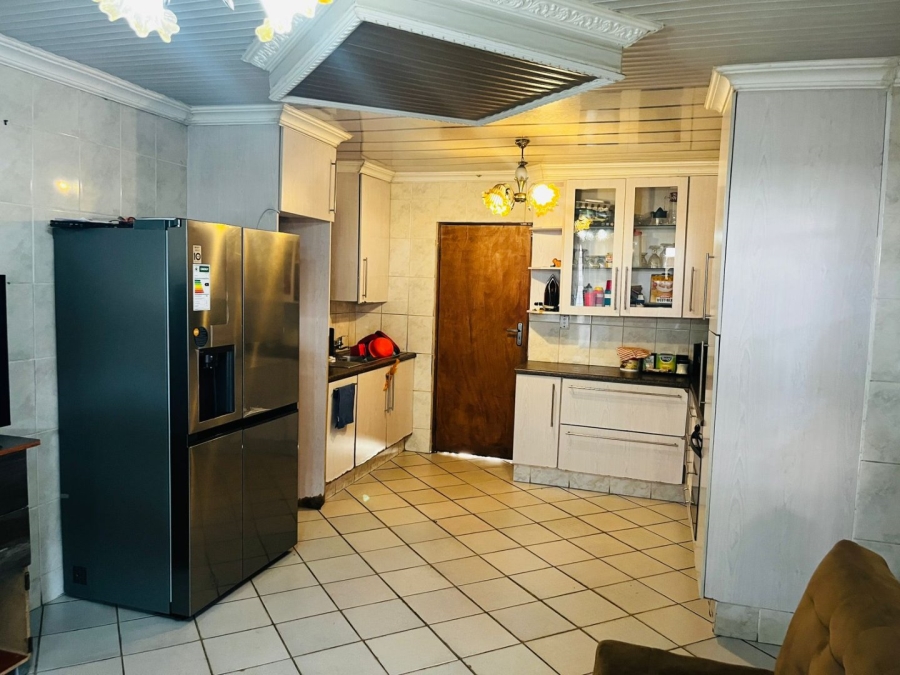 4 Bedroom Property for Sale in Clayville Industria Gauteng