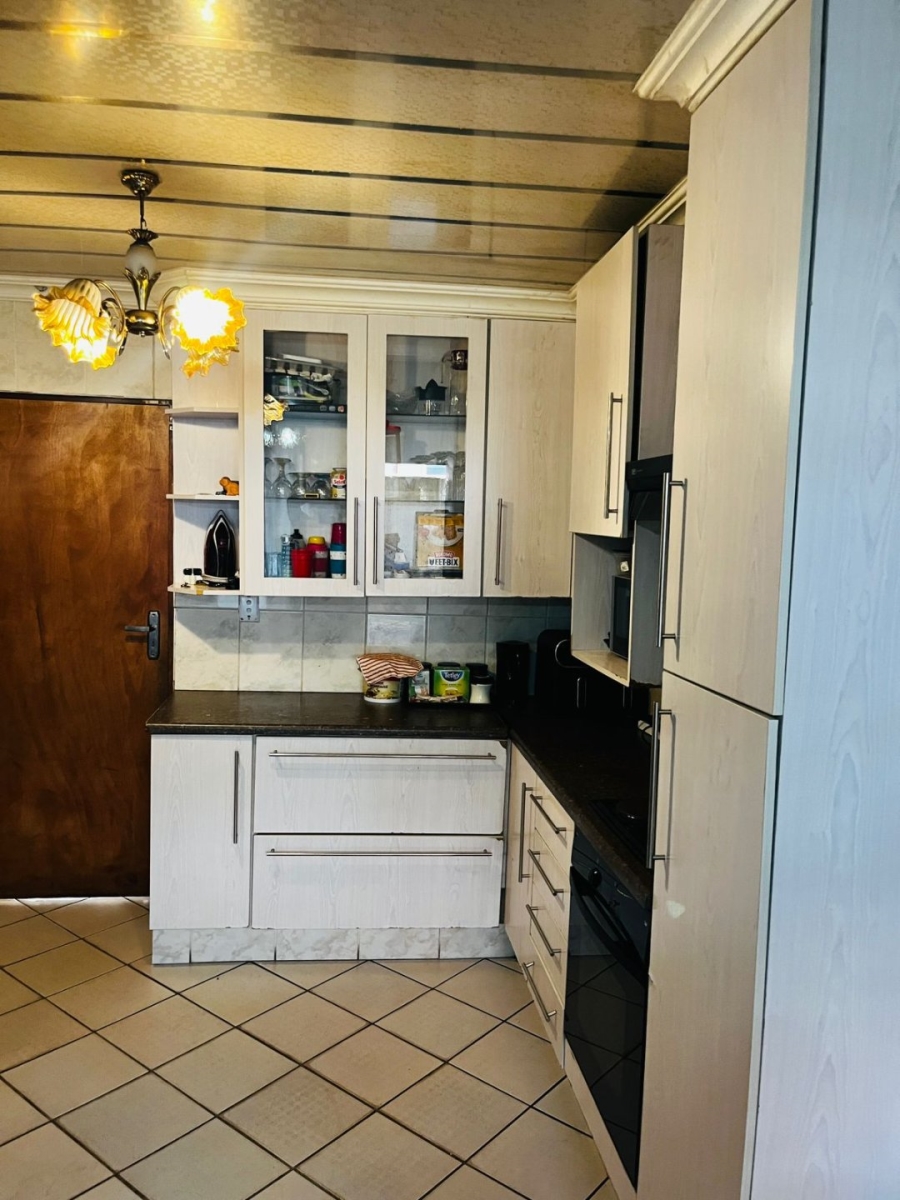 4 Bedroom Property for Sale in Clayville Industria Gauteng