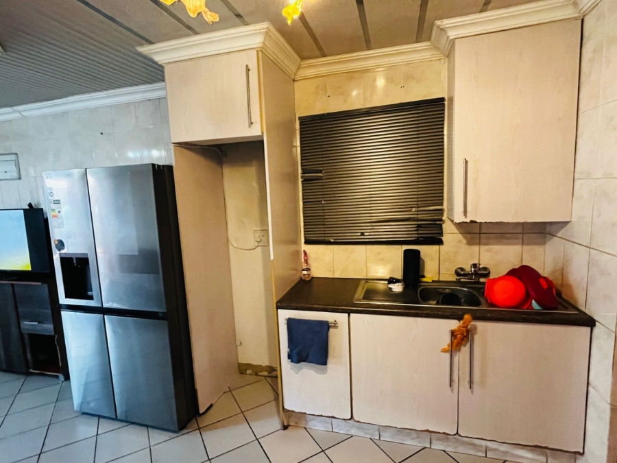 4 Bedroom Property for Sale in Clayville Industria Gauteng