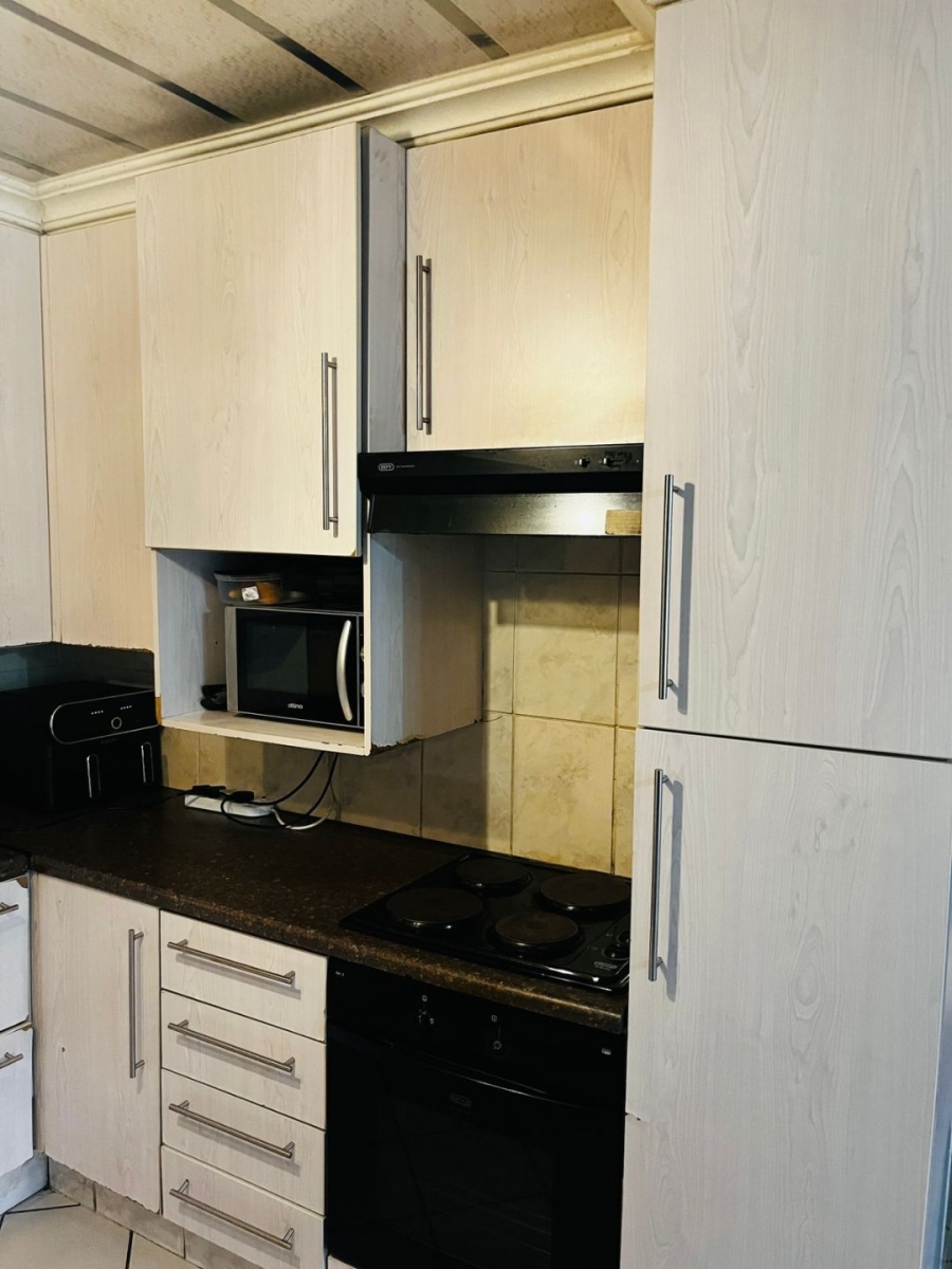 4 Bedroom Property for Sale in Clayville Industria Gauteng