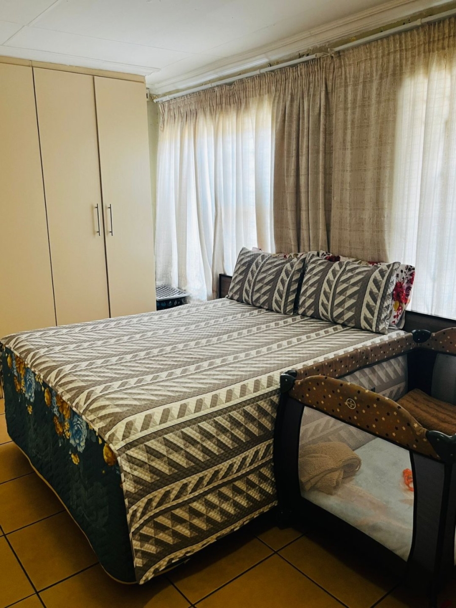 4 Bedroom Property for Sale in Clayville Industria Gauteng