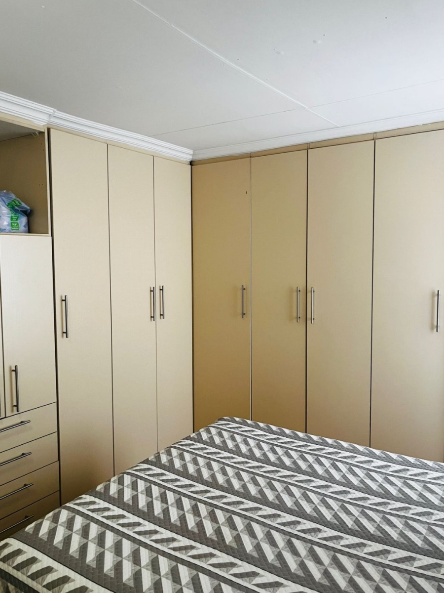 4 Bedroom Property for Sale in Clayville Industria Gauteng