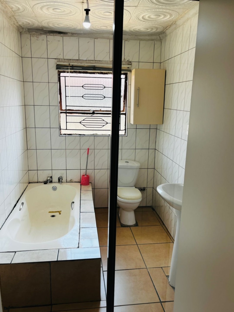 4 Bedroom Property for Sale in Clayville Industria Gauteng