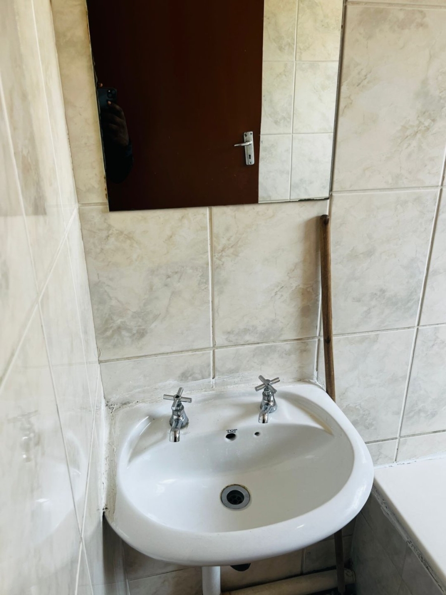 4 Bedroom Property for Sale in Clayville Industria Gauteng