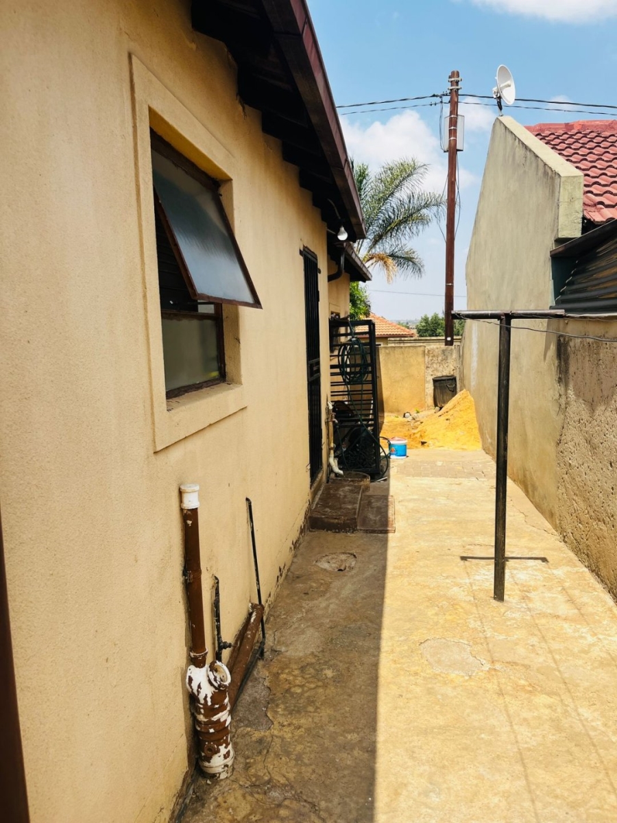 4 Bedroom Property for Sale in Clayville Industria Gauteng