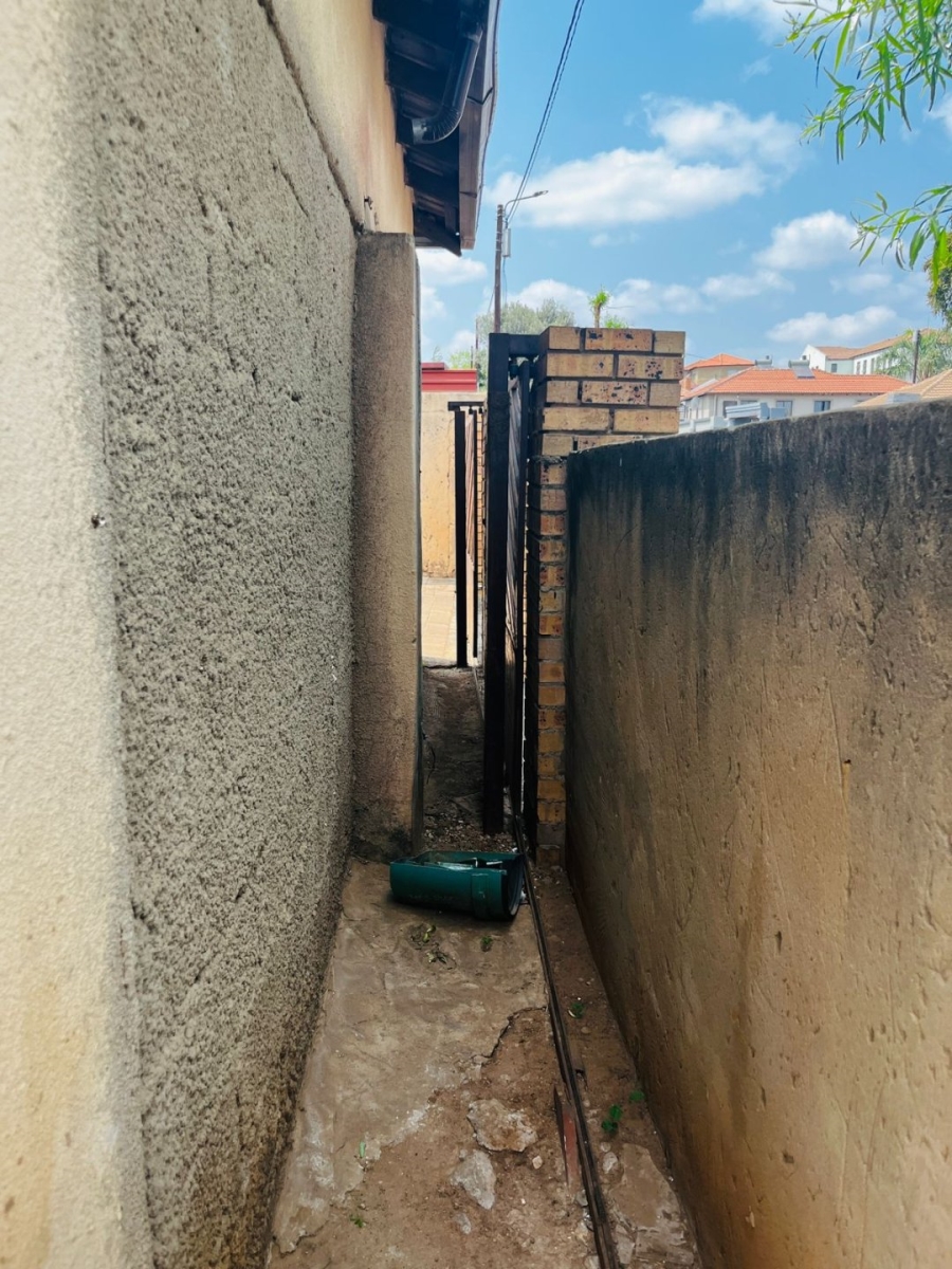 4 Bedroom Property for Sale in Clayville Industria Gauteng