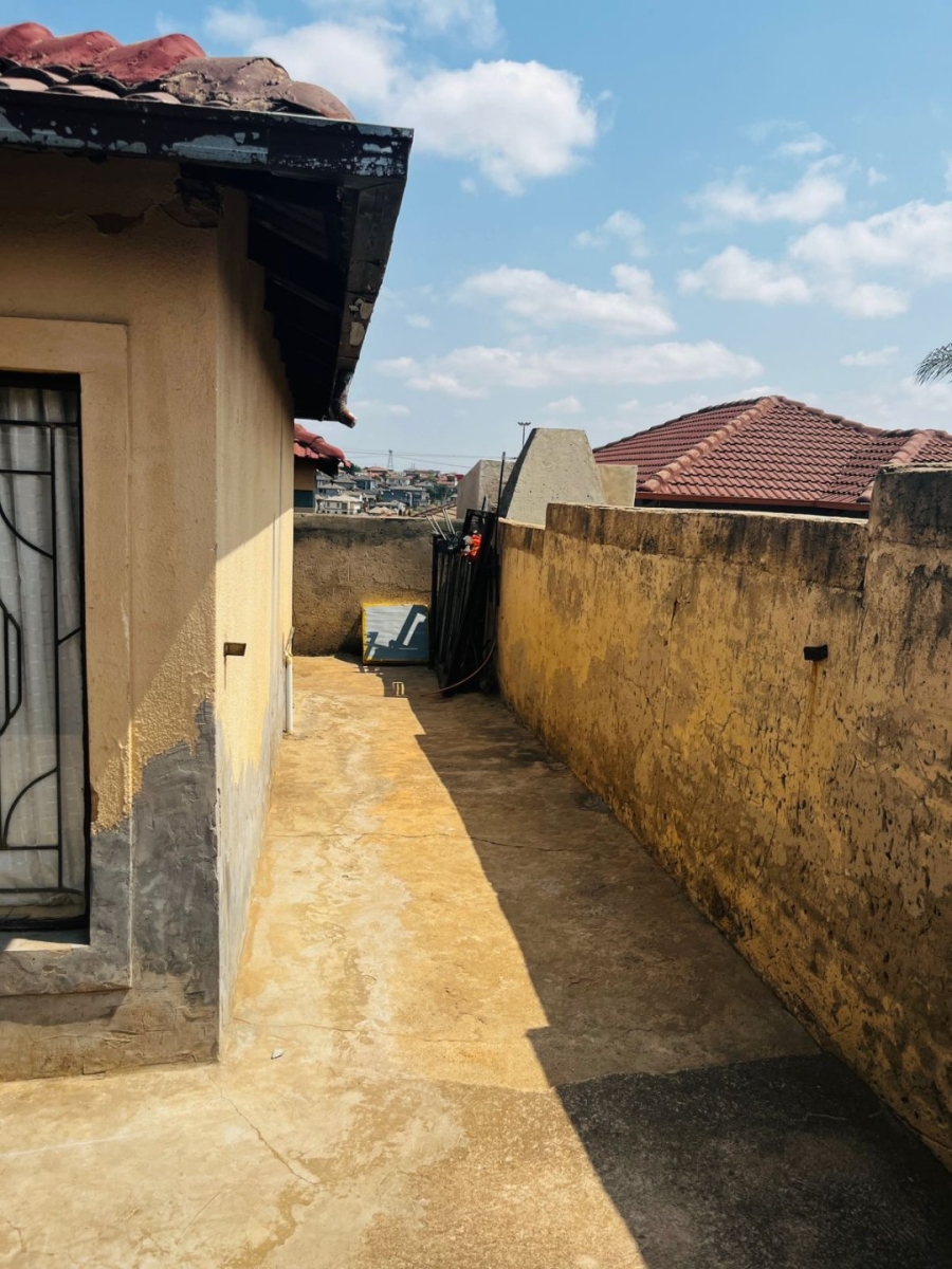 4 Bedroom Property for Sale in Clayville Industria Gauteng