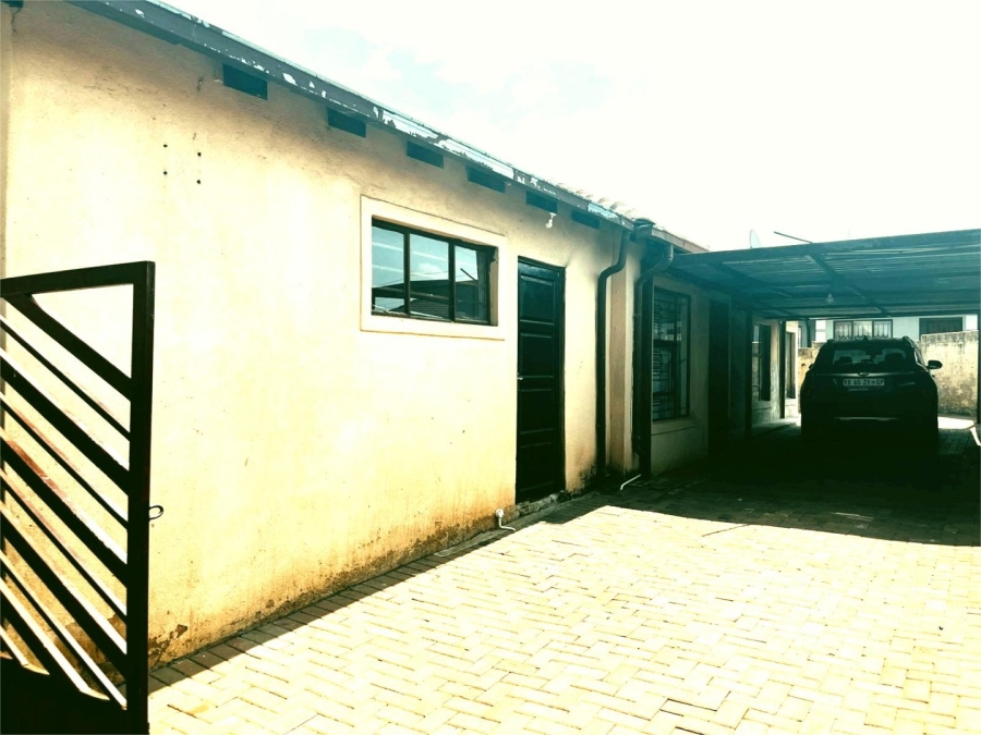 4 Bedroom Property for Sale in Clayville Industria Gauteng