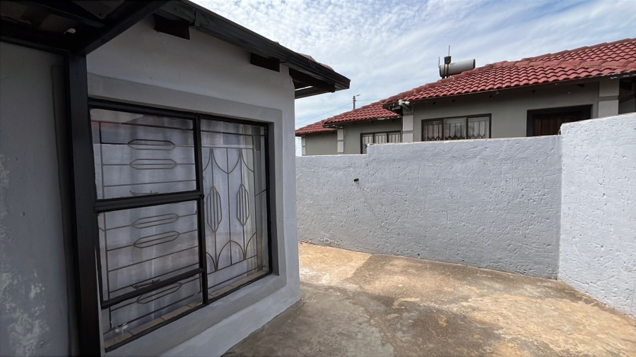 4 Bedroom Property for Sale in Clayville Industria Gauteng